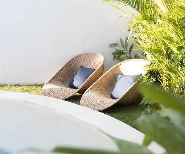Makaii Tiny With Private Pools