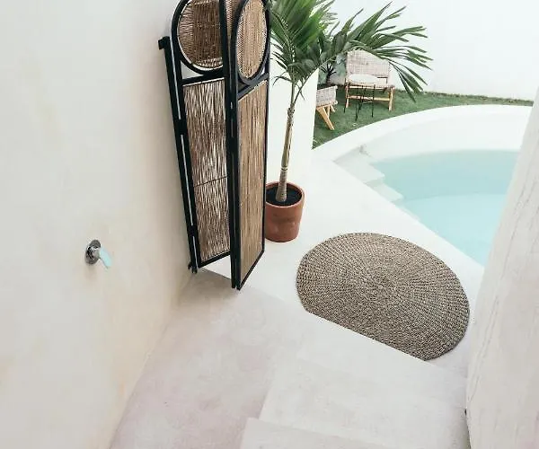 Makaii Tiny With Private Pools