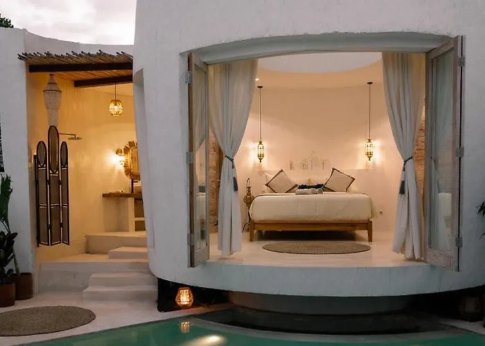 Makaii Tiny With Private Pools