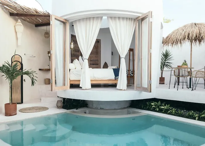 Makaii Tiny With Private Pools